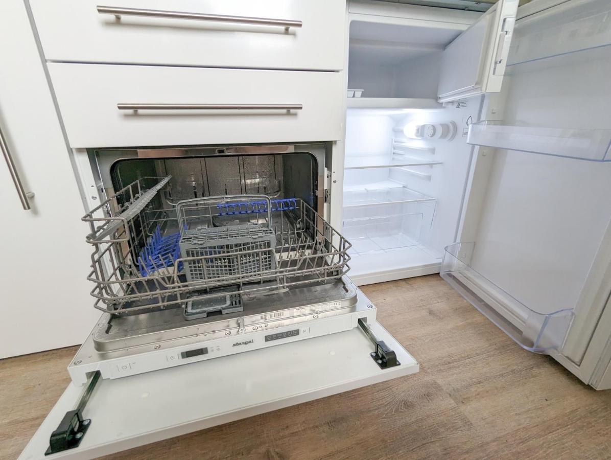 Apartment Mit Kueche, Arbeitsplatz Und Xxl Sofa Neuss Luaran gambar