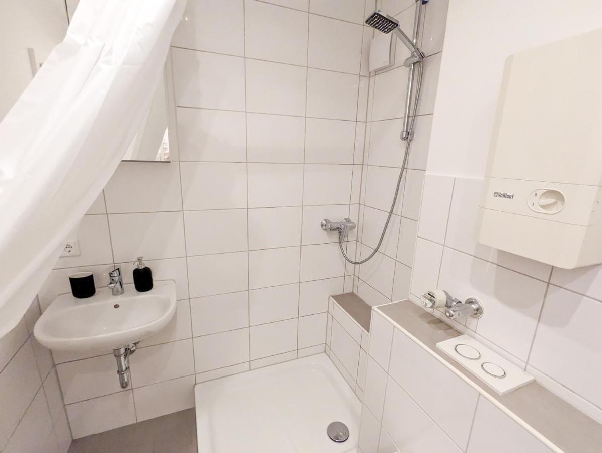 Apartment Mit Kueche, Arbeitsplatz Und Xxl Sofa Neuss Luaran gambar