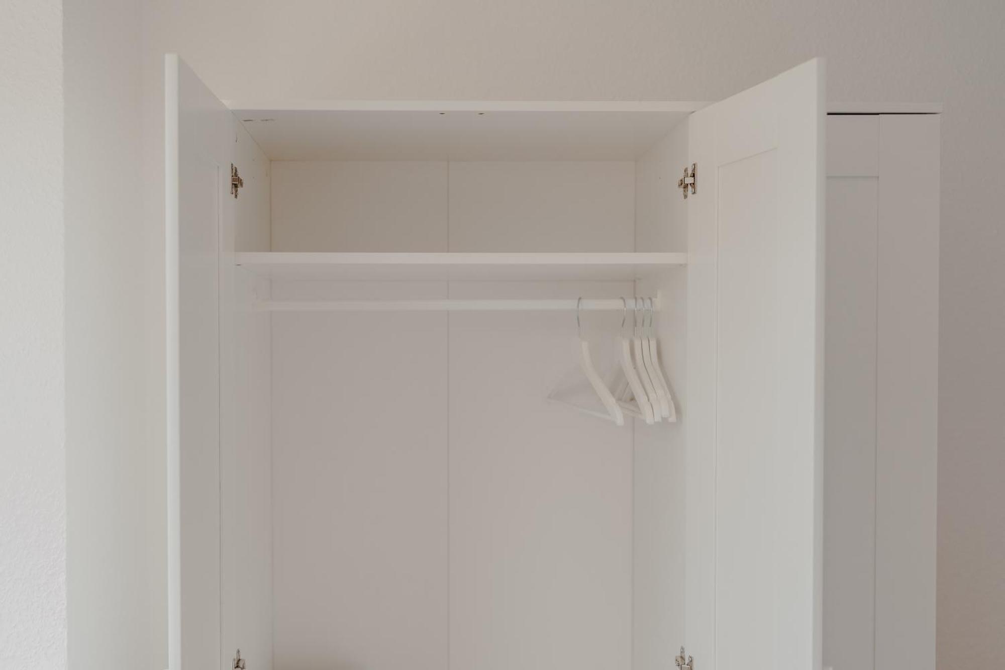 Apartment Mit Kueche, Arbeitsplatz Und Xxl Sofa Neuss Luaran gambar