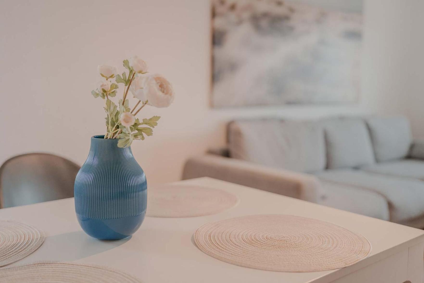 Apartment Mit Kueche, Arbeitsplatz Und Xxl Sofa Neuss Luaran gambar