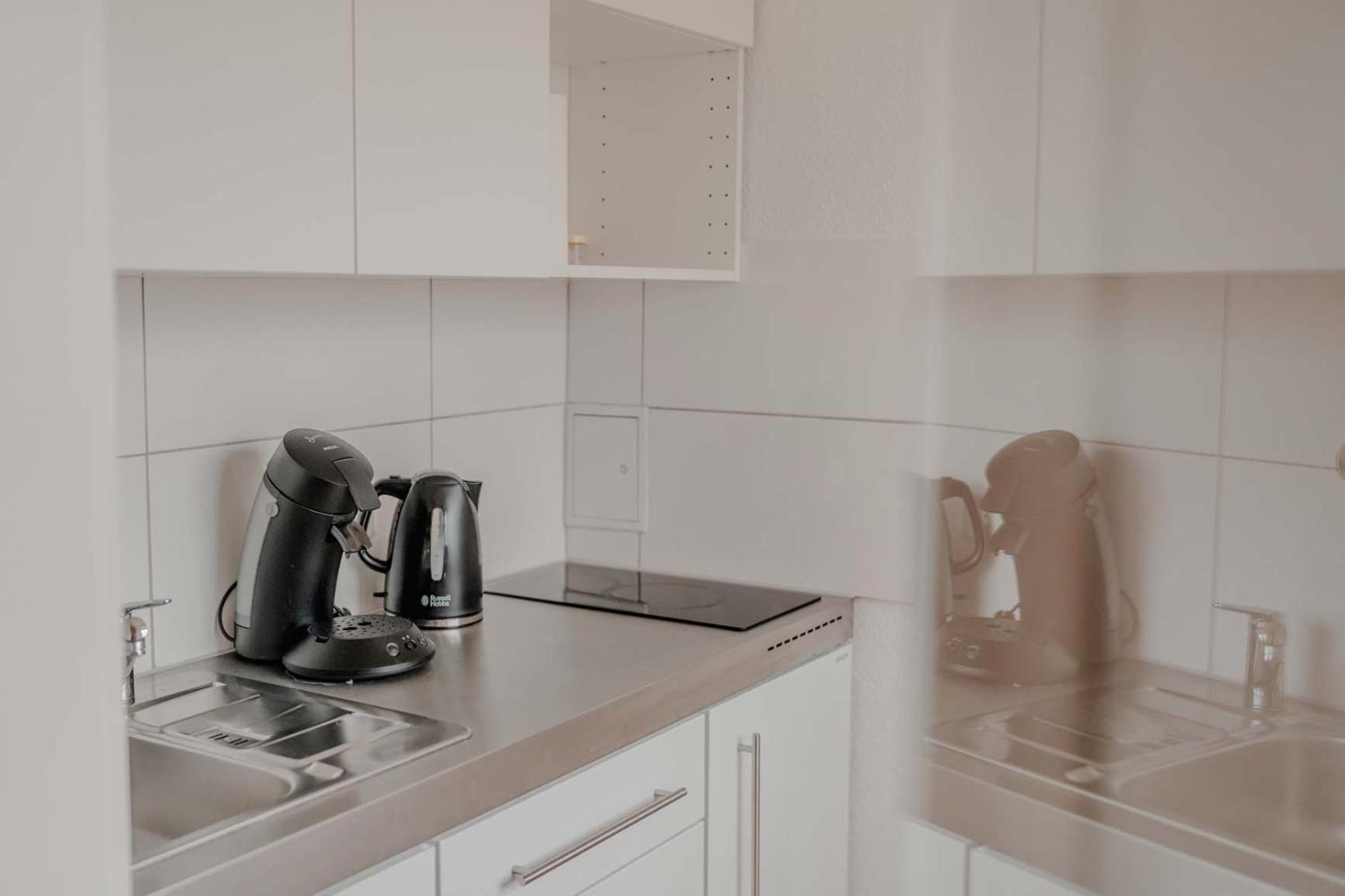 Apartment Mit Kueche, Arbeitsplatz Und Xxl Sofa Neuss Luaran gambar