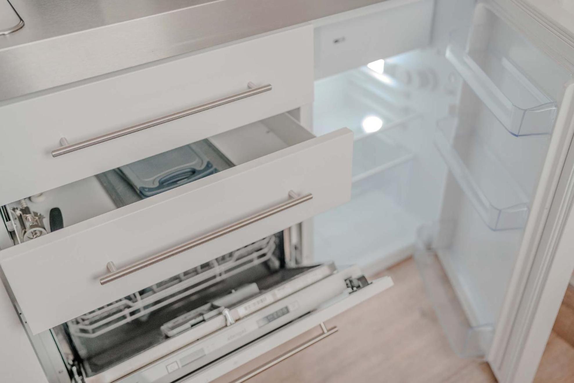 Apartment Mit Kueche, Arbeitsplatz Und Xxl Sofa Neuss Luaran gambar