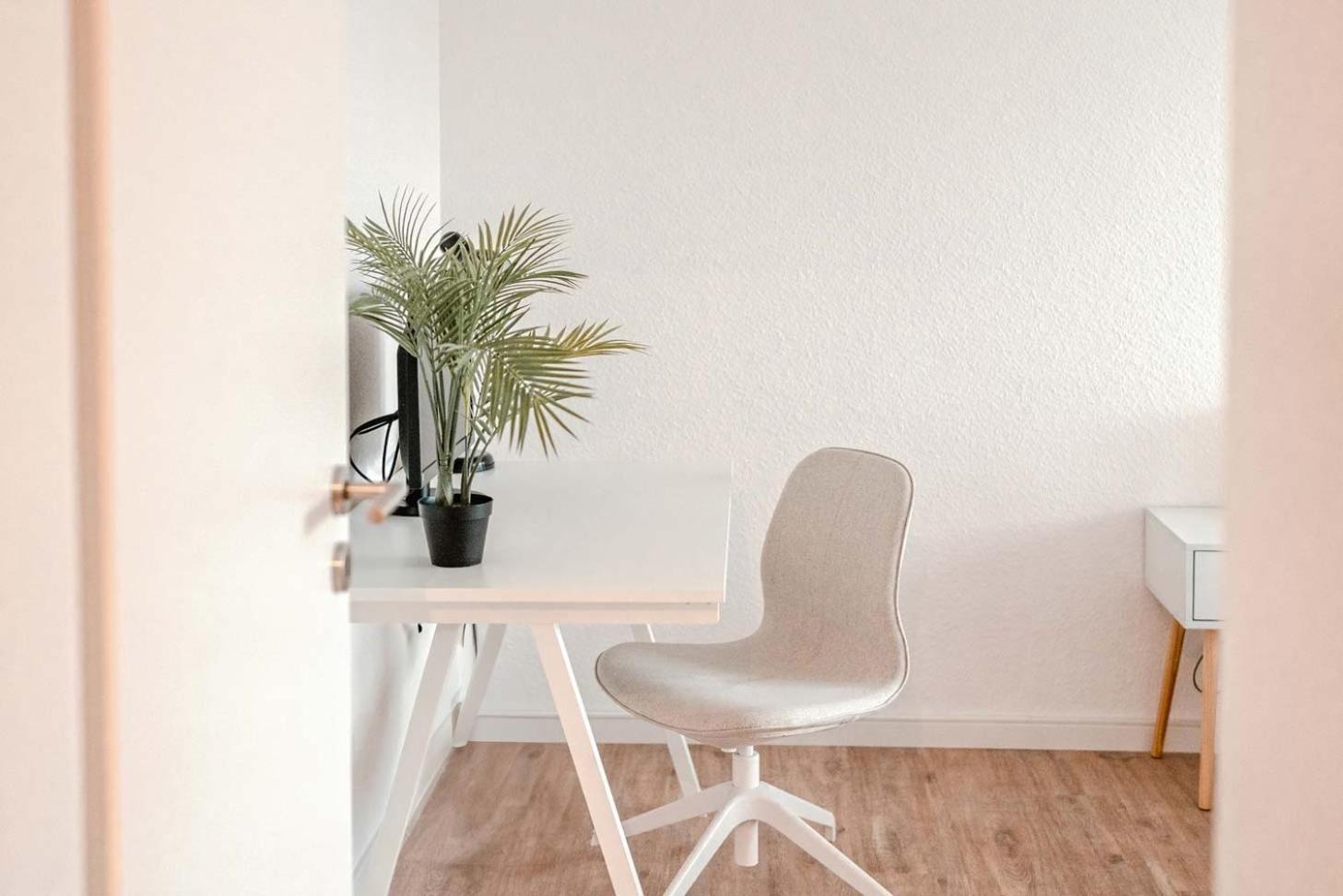 Apartment Mit Kueche, Arbeitsplatz Und Xxl Sofa Neuss Luaran gambar