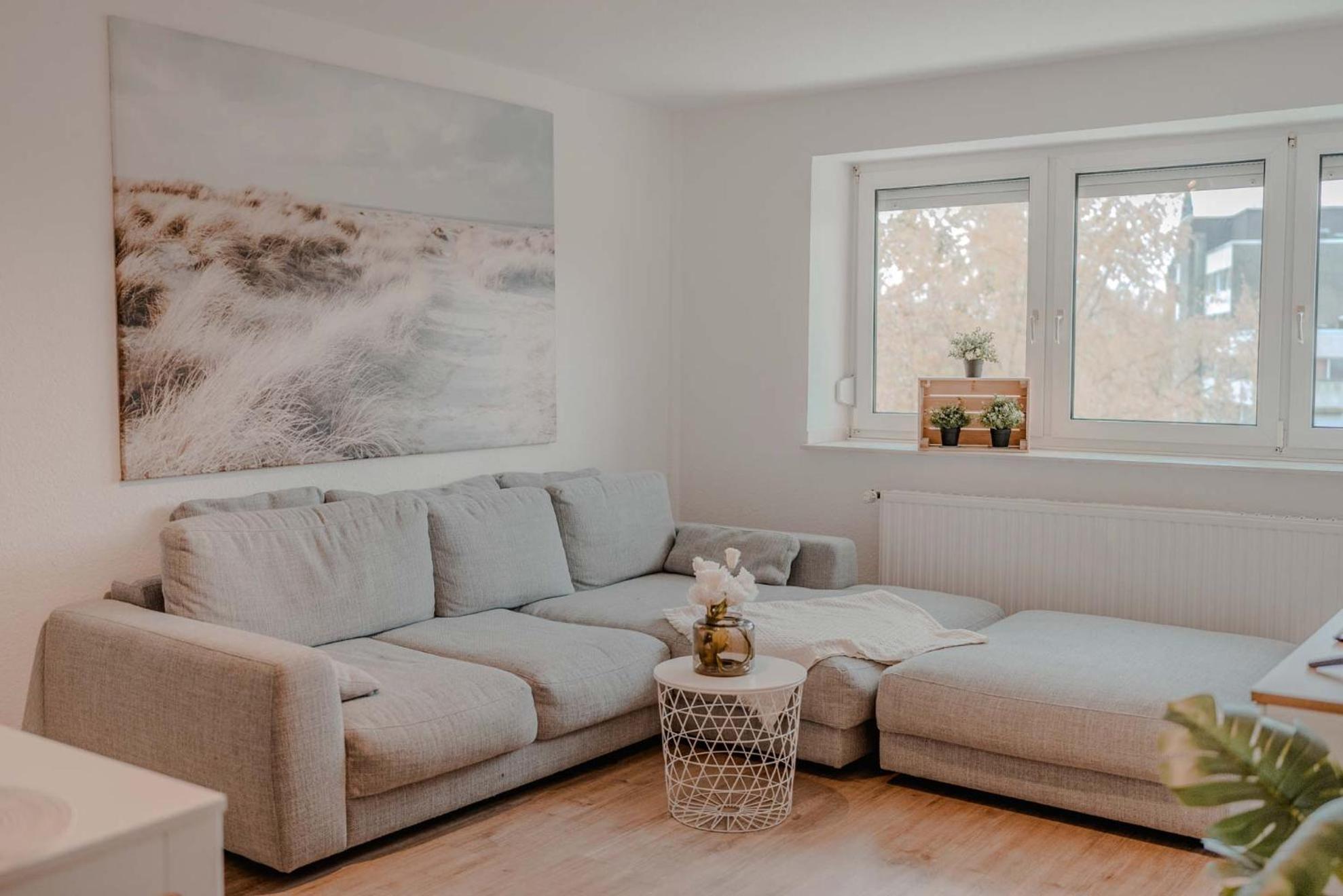 Apartment Mit Kueche, Arbeitsplatz Und Xxl Sofa Neuss Luaran gambar