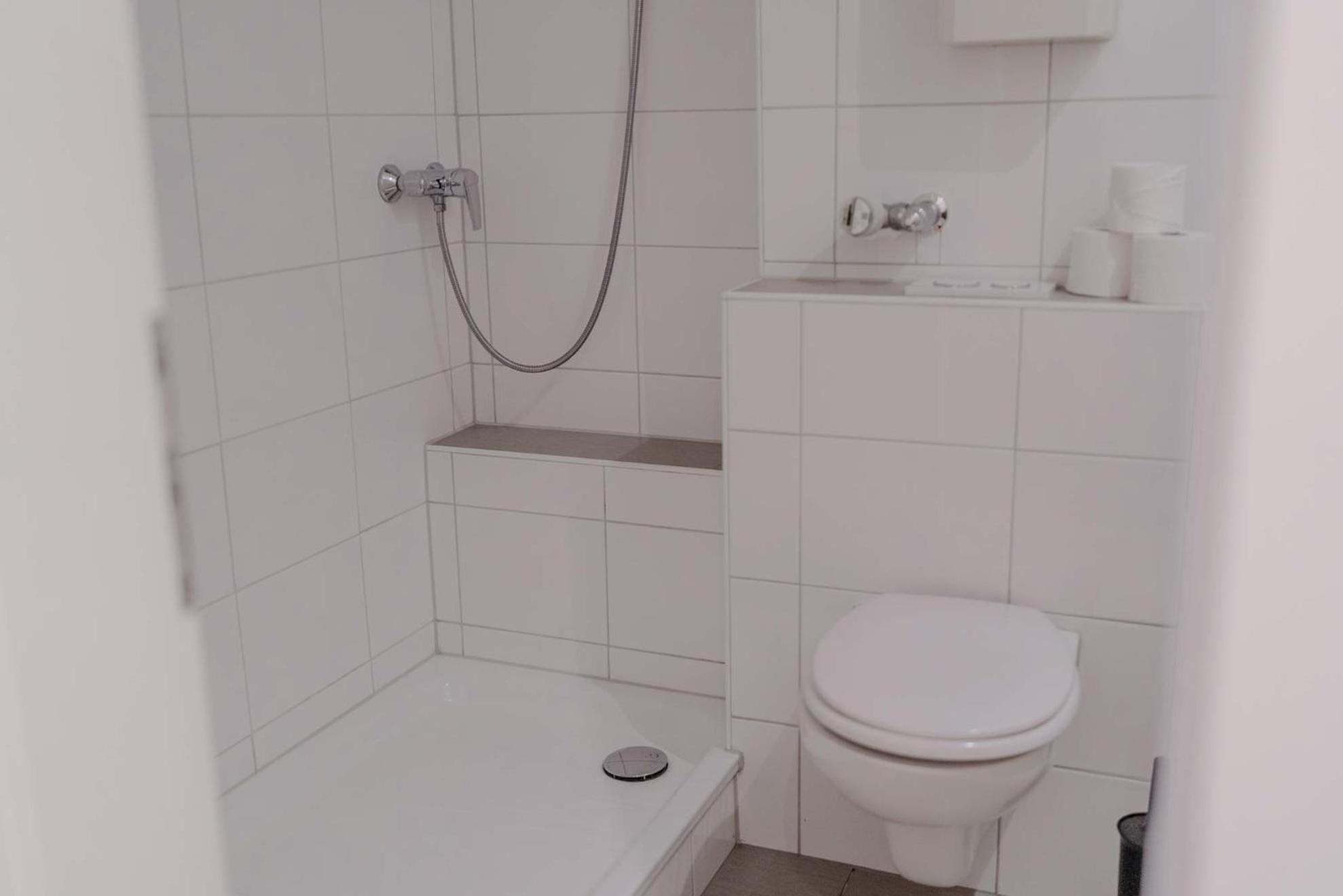 Apartment Mit Kueche, Arbeitsplatz Und Xxl Sofa Neuss Luaran gambar